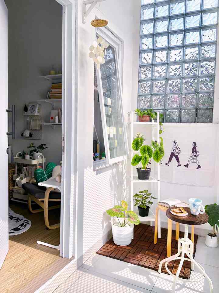 Halo, ini tampilan depan dari space-ku. Sebenarnya ini balkon kecil di depan kamar yang udah lama pengen aku dekor tapi selalu tertunda (blame it on the hot weather, haha!) Tapi akhirnya berhasil juga aku beresin!🥹🥹

There’s not much here. cuma ada bangku kecil buat duduk santai sambil minum teh sore-sore, beberapa tanaman hijau, dan lonceng angin di dekat pintu. The soft, soothing sound it makes is surprisingly calming🤍 Aku pasang dek lantai kayu juga sebagai aksen. Baru sepetak kecil aja sih, mungkin ke depannya akan kutambahin lagi.

It’s hard to capture the full look of the balcony, tapi segini kelihatan lumayan, kan? Haha. Dinding, lantai, pintunya semua putih, aku juga pasang glass block di salah satu dinding supaya lebih terang. Aku pengen tampilannya tetap minimalis biar nggak terlalu mencolok, dan karena semi outdoor jadi cepet banget berdebunya, so keeping it minimal makes cleaning less of a hassle🥲

#balconystyle #materialbalkon #inspirasibalkon #minibalcony #dalkomspace
