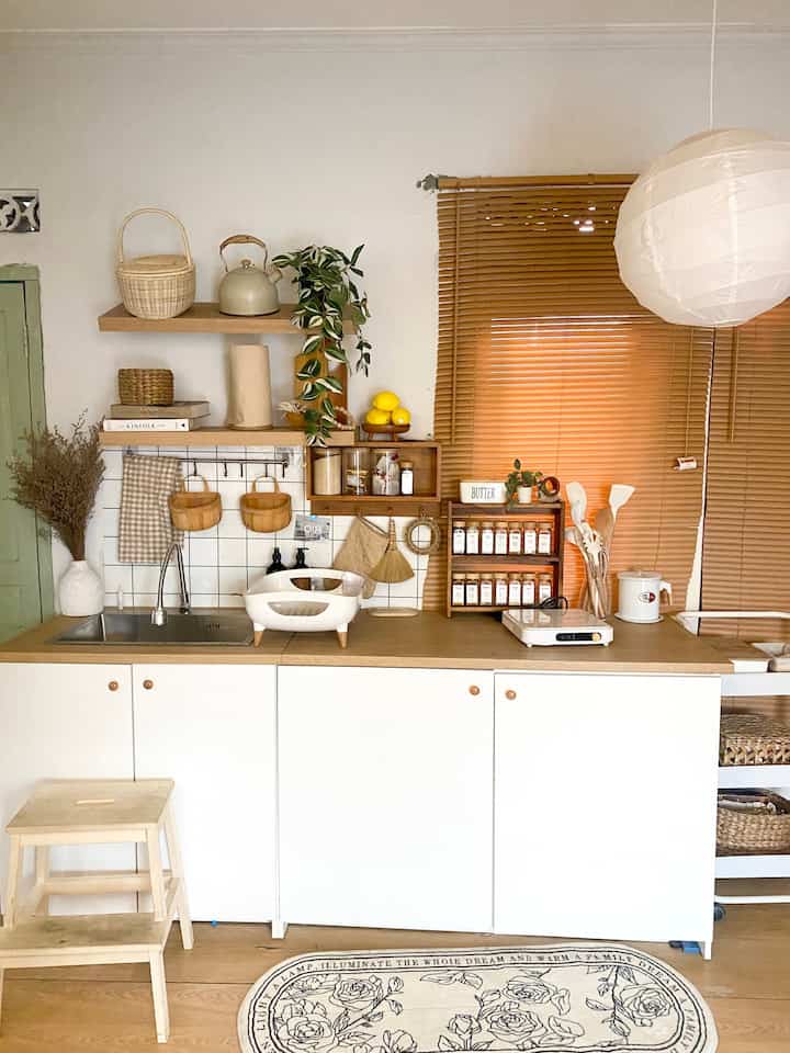 Haloo perkenalkan dapur dari rumah dinas adiba di pedesaan
Dapur ini alhamdulillah salah satu wishlist aku
Udah lama sekali ngincer dapur jadi dari knoxhult ikea
Desainnya pun sangat estetik ala korean white and wood dengan bahan particle board
Ini bukan custom ya melainkan sudah dapur jadi dengan 2 kabinet yaitu panjang 120 cm dan 80 cm dengan masing masing ketinggiannya 85 cm
Untuk printilan dapurnya biar senada aku pake rak kayu jati untuk wadah bumbu dan toples kopi gula teh dengan tutup dari bahan bambu
Serta aku tambah ambalan kayu untuk menambah kesan manis 😍😍🤎🤍
#Mydreamkitchen #idedekordapur #kitchenmaterials #dekorasidapurminimalis #idedekorasidapur