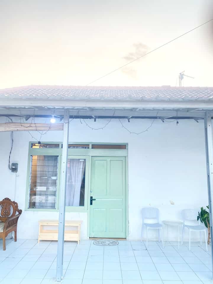 Haii perkenalkan ini rumah tampak depan sesungguhnya dari rumah dinas yg aku huni ☺️☺️
Tidak banyak yg bisa di ubah karna memang sudah bawaan dari rumah dinas yg berdiri sejak 1990
Apapun itu tetap love where you live, right? 😍😍
#FacadeStyle #MaterialFasad #InspirasiFasad #Rumahdinas #rumahpedesaan 