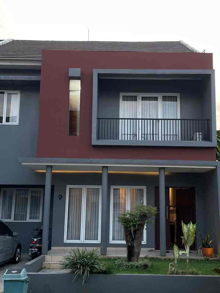 Rumah kami berada di sebuah cluster yang memiliki fasad yang seragam dari developer. Dengan desain minimalis sederhana di cat dengan warna netral abu dan terracotta ✨

Belum ada rencana renovasi untuk fasad, karena kami masih fokus pada ruangan di dalam rumah :)

#FacadeStyle
#MaterialFasad
#InspirasiFasad
#IndustrialModernStyle
