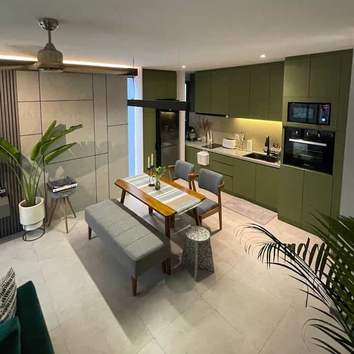 Karena ruang yang terbatas, jadi kitchen, dining dan tempat laundry menyatu....tema kitchen saya minimalis saja dengan warna hijau sage supaya beda dan marerial yang dipakai adalah HPL Taco.
#MyDreamKitchen
#IdeDekorDapur
#KitchenMaterials