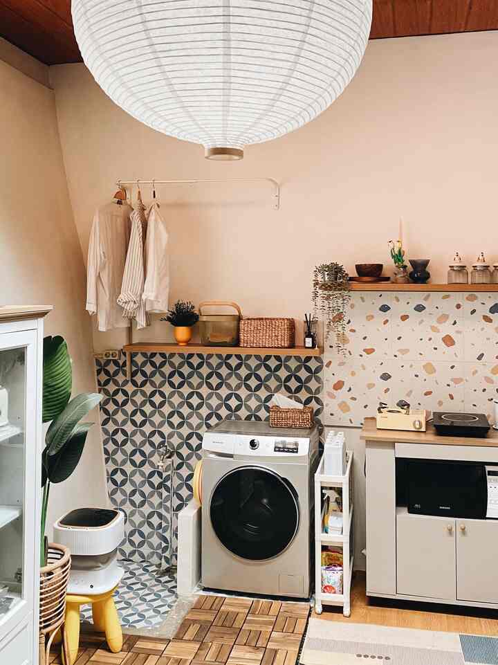 The laundry room area is tucked away in the corner near our second kitchen 

At first glance, there is something strange because the side wall of the laundry room is slanted, because this wall is the dividing wall between the back of the house and the complex wall, because our house is in the corner of the complex 🫠

But it's okay because this area can finally be used as a laundry room area 👌🏻✨

To make it more eye-catching in this area, we use blue patterned bathroom tiles to create a cool atmosphere 💦

#LaundryRoomStyle #MaterialLaundryRoom #InspirasiLaundryRoom #bohemian #rumahdeveloper #depok #laundryroom