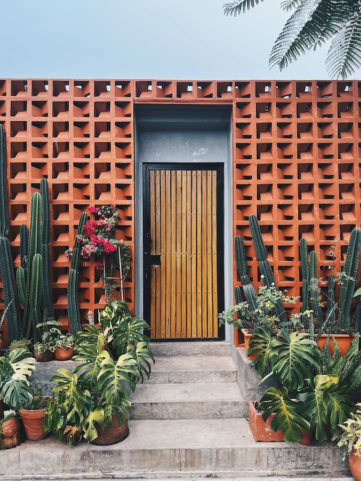 Halo Tetangga Kimkim 👋🏻

Tema fasad rumah kimkim adalah tropis.

saya memilih tema tropis karena saya menyukai tanaman dan unsur2 alami.

Material fasadnya terbuat dari roster dengan warna terakota yang berpadu dengan tanaman hijau didepannya.

#FacadeStyle
#MaterialFasad
#InspirasiFasad