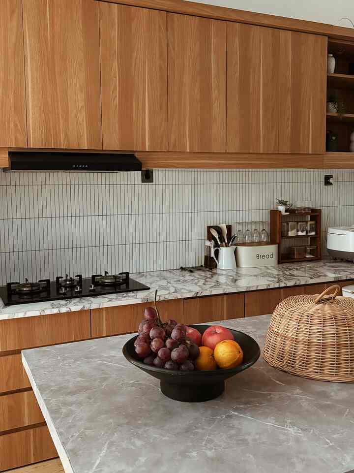 Dream kitchen ala casa de kath adalah dapur hangat dengan table island agar kesan inviting nya “dapet” , so warna kayu dari hpl, dipadu dengan top table motif marmer (aica toughtop) dan keramik backsplash precut untuk kesan modern minimalis #MyDreamKitchen #ideDekorDapur #KitchenMaterial #dapur #rumahminimalis
