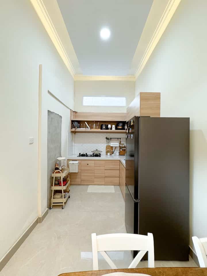 Mewujudkan Dream Kitchen yg awet & tahan dalam jangka waktu yang cukup lama 🫶🏻

Honestly, sewaktu pembuatan dapur ini mba rimara 100% serahkan k vendornya, kebetulan vendornya om nya mba rimara. Jadi dipercayakan aja.

So, dapur di rumah.rimara dibuat dengan tampilan L shape dengan ukuran P: 2.4m L: 3m.

Ini merupakan dapur bersih & dapur kotor, jadi di rumah ini hanya ada 1 dapur saja.

Dibangun dengan cara di cor semen agar strukturnya lebih kuat & tahan lama.

* Top Table: Granit Tile Marmer Putih (So sorry mba rimara lupa nama brand & kode produknya) 🙏🏻 soon ada waktu mba rimara coba cek k tokonya

Dipasang dengan metode adu manis, sehingga tampilan sisi depan top tablenya terlihat rapih seperti tanpa sambungan.

* Backsplash: Roman Granit D'Metro White size 60x30cm

Dipasangan dengan arah horizontal sesuai dengan motifnya.

* Cabinet atas & bawah: Papan Multiplek & dilapisi HPL Sheets dari Taco (kode: Treco Wood TH 131 AA)
Motif guratan kayunya dipasang ke arah horizontal.

* Lantai dapur: Granite tile 60x60 motif marmer cream (lagi2 mba rimara lupa nama brand & kodenya 😅)

Kira-kira beginilah dream kitchen versi keluarga mba rimara, sederhana tapi cukup bagi kami.

Penggunaannya sudah 2 tahunan lebih, masih awet hingga saat ini, namun tetap ada bagian yg sudah perlu untuk di maintenance.

Last but not least, kalau ada yg salfok sama dinding yg belum difinishing, itu sisa renovasi mindahin pintu kamar mandi, karena mepet waktu renov saat itu jd belum kesampaian untuk dicat. Soon dirapikan lagi 😆🫶🏻

Semoga bermanfaat ya 💕

#MyDreamKitchen #IdeDekorDapur #KitchenMaterials #DapurImpian #InspirasiDapurMinimalis