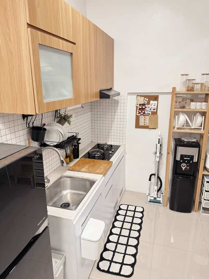 Hai tetangga ... 
kali ini aku mau spill material yang aku gunakan pada dapur ku yg segaris ini . 

pertama untuk lantai dapur aku menggunakan granite motid polos dengan warna cream agar mudah dibersihkan dan yang pasti longlasting.

selanjutnya utk bagia kitchenset aku menggunakan HPL taco dengan warna natural kayu yg sesuai dengan tema rumah ku 

utk bagian blacksplash aku mengunakan kramik mosaik kotak2 ukuran 5x5cm supaya kesan japandinya dapet.

toptable dapurku sendiri ini aku menggunakan granite terazo, selain gampang dibersihkan karna ini dapur aktif granite ini jg tahan terhadap panas dan goresan. 

utk tips dapur dan seputaran rumah lainnya follow aku yah tetangga 💕

semoga menginspirasi yah ✨

#MyDreamKitchen
#IdeDekorDapur
#KitchenMaterials