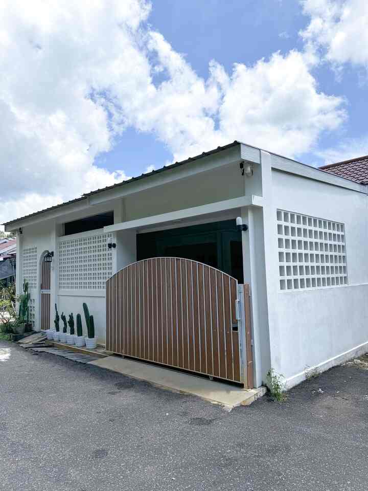 Rumah.rimara memiliki style fasad minimalis 🏠

Kami memilih style fasad minimalis karena lebih mengutamakan fungsionalitas & kesederhanaan. Sehingga tampilan fasad tidak memiliki banyak detail, terlihat simpel namun modern.

Dengan detail garis-garis pada pagar utama & dutch door yg menggunakan besi dikombinasikan dengan papan fiber cement bermotif kayu lalu dicat dengan warna coklat agar telihat lebih natural.

*Pagar utama ini merupakan ciri khas atau vocal point dari fasad rumah kami, karena bentuknya yg melengkung dan kombinasi garis putih & kayu.

Dikombinasikan dengan penggunaan balok roster dengan motif kotak-kotak kecil, berfungsi sebagai ruang untuk keluar masuknya cahaya & tetap memiliki estetika yang baik.

Dengan cat exterior berwarna putih, cukup awet setelah penggunaan selama lebih dari 2 tahun.

Namun tetap terdapat bagian2 yg perlu untuk diretouche & maintenance.

Kami membangun fasad rumah dengan lebih tertutup karena fungsinya sebagai pembatas untuk privasi dari luar rumah. Dan kami juga bisa menikmati banyak waktu di teras rumah dengan leluasa tanpa perlu mengkhawatirkan orang yg lalu lalang.

Semoga menginspirasi 💕

#FacadeStyle #MaterialFasad #InspirasiFasad #FasadMinimalis