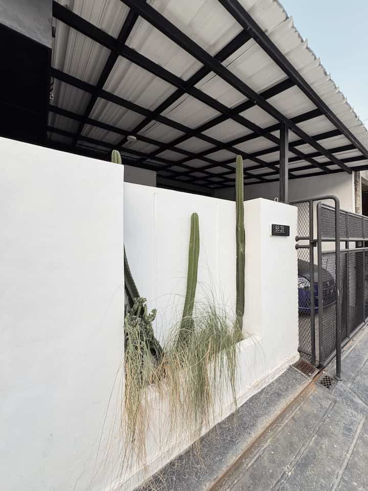 Hai tetangga ... 
Fasad dirumah homeykei masih bawaan developer, yang direnovasi hanya penambahan kanopi,pagar dan carportnya serta teras.

fasad ini kita buat dengan tema semi industrial minimalis dimana warna putih abu dan hitam mendominasi fasad ini . 

untuk detail fasad bisa dicek dipostingan sebelumnya 💕

semoga menginspirasi yah tetangga✨

#FacadeStyle
#MaterialFasad
#InspirasiFasad

