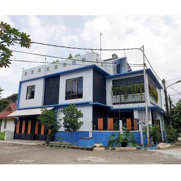 - My Facade -

hi neighbors... finally Ibok dares to post our house facade in its entirety and real 🤭 with the hope of sharing information and helping other neighbors who are looking for facade ideas 🤗

This facade was designed by my husband himself. At that time, Ibok's request was only for a minimalist facade like today's houses, boxy, so that it is easy and cheap to maintain 😁

The materials we use include:
1. aluminum frames for windows with the aim of easy maintenance and durability
2. alderon upvc roof as a garage canopy and on the mezzanine roof leading to the rooftop
3. natural stone coated in solid black
4. woodplank to beautify the fence
5. roster as an exterior accent as well as a fence on the balcony

because Ibok and my husband wanted to have a gardening area, but what can we do with limited land, we finally decided to make a rooftop. The neighbors can see right... there are puun-puuns on the top floor??? 😂 #FasadStyle #FasadMaterial #FasadInspiration #OHouseS8 #homestagram 