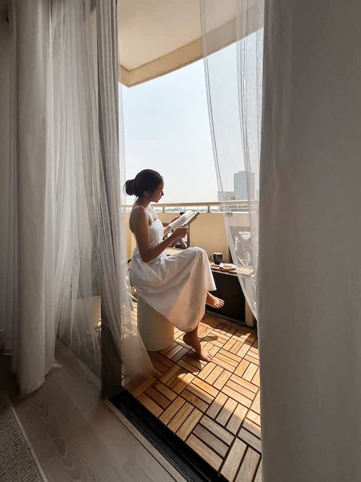 Hatta Home memiliki balkon yang cukup luas dengan lantai decking yg bermaterialkan kayu natural. Balkon ini kami fungsikan sebagai area healing, ngobrol, atau sekedar membaca buku sembari menyeruput kopi.

Rencana makeover kami selanjutnya adalah menutup AC outdoor dengan panel kayu sehingga bisa berfungsi sebagai meja panjang, serta menutup saluran pipa AC supaya terlihat lebih rapih. Aku masih mencari beberapa furniture yang cocok nih untuk di balkon, dan tentunya tetap dengan tema Farmhouse style dengan lebih banyak tanaman nantinya :)

#BalkonStyle 
#MaterialBalkon 
#InspirasiBalkon
#Balkon