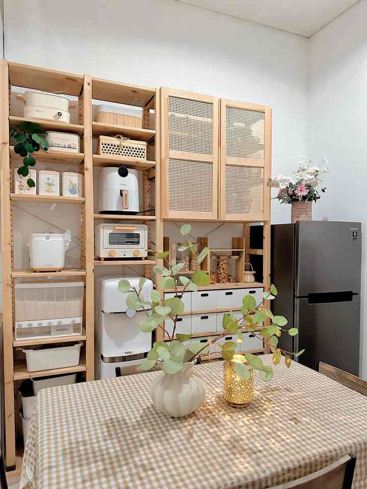 • Dining Room •
Ruang makan di rumah kami bersebelahan dengan dapur. Kami menggunakan meja makan dr kayu dengan rangka besi, dengan 4 kursi sesuai dengan anggota keluarga kecil kami. Selain itu ada pantry untuk memudahkan kami menyimpan ataupun mengolah makanan untuk sehari hari. Rak pantry ini kami menggunakan rak kayu dari IKEA. Juga kami menggunakan laci-laci untuk menyimpanan persediaan makanan. Dining room kami tidak begitu luas, namun cukup untuk tempat kami makan bersama menyantap hidangan favorite di setiap moment hangat bersama keluarga tercinta.

 #DiningroomStyle
#MaterialDiningroom
#inspirasiDiningroom