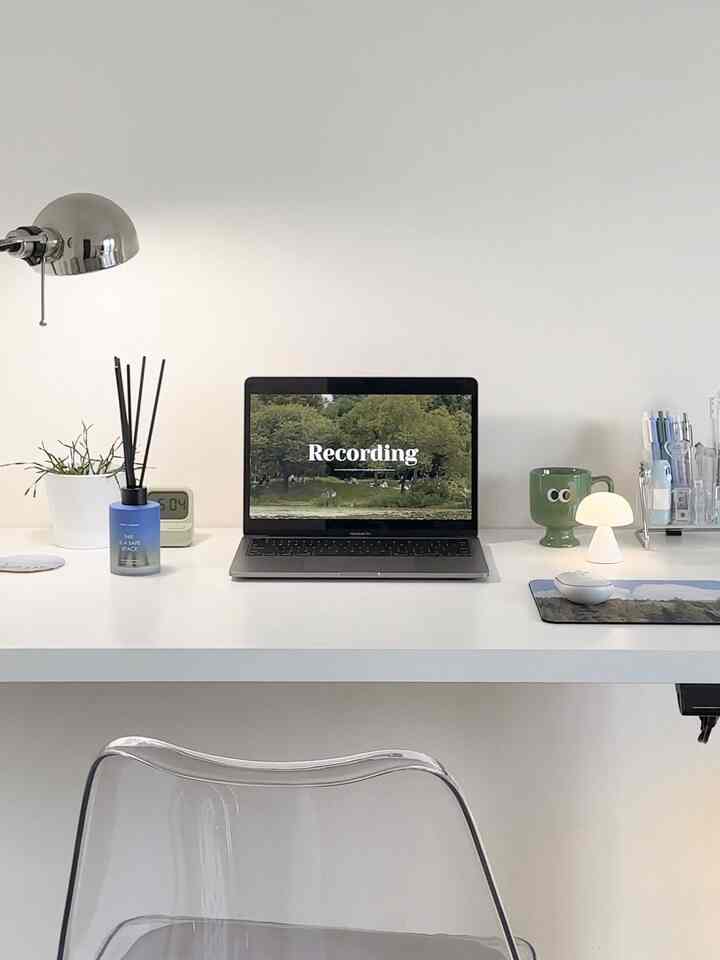 My dream desk setup 👀🌳

When I first decided to decorate the room, the corner I chose for the first makeover process was the desk area.

Starting with a mini table then becoming a larger table to an adjustable table, then a desktop from an iPad to a Mac. Then choosing a standard chair to becoming an adjustable chair.

Over time, my old setup with a vintage theme has continued to upgrade to a dream setup that is aesthetic but still minimalist in style.

#MyDreamDesk
#DecorDeskIdeas
#DeskMaterials
#DeskStyling
#AestheticRoom