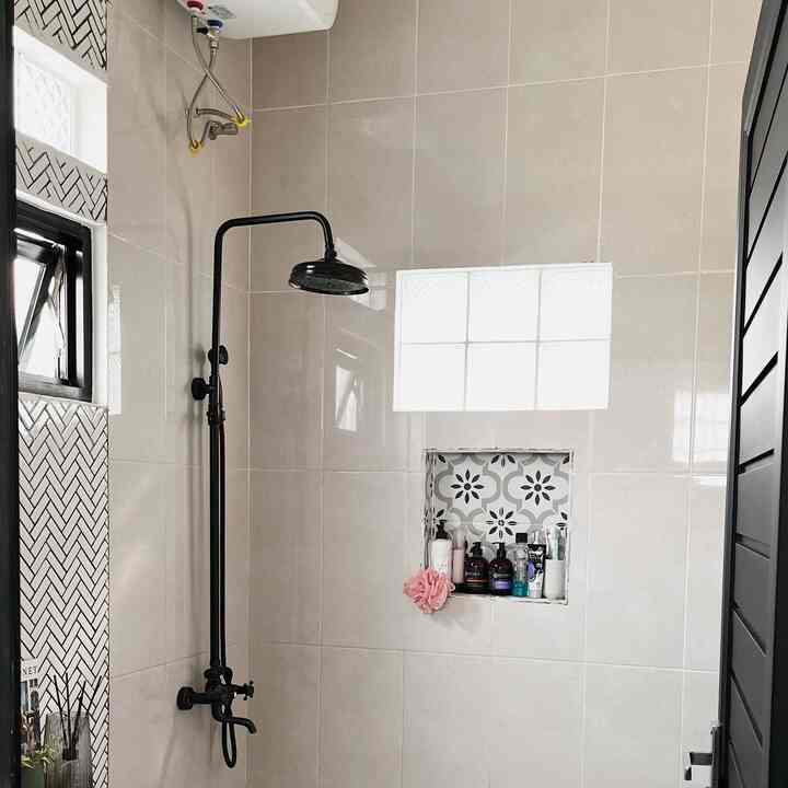 Happy Monday☀️ 

Kamar mandi dengan ukuran 1,5 x 2 meter, sangat minimalis dilahan terbatas kami. 
Terdiri dari  shower, closet, wastafel dengan kabinet cermin. 

Untuk area shower kami menggunakan keramik biasa dan di bagian closet, wastafel menggunakan mozaic herringbone tiles berwarna putih.

Agar kamar mandi ini terlihat lebih fresh/ naturan kami tambahkan tanaman asli & terrarium. 

Tips untuk kamar mandi agar banjir cahaya sangat diperlukan jendela & pemilihan keramik yg tidak licin jika kena basah.

#MaterialKamarMandi
#KamarMandi
#InspirasiKamarMandi
#kamarmandiminimalis
#kamarMandiaesthetic