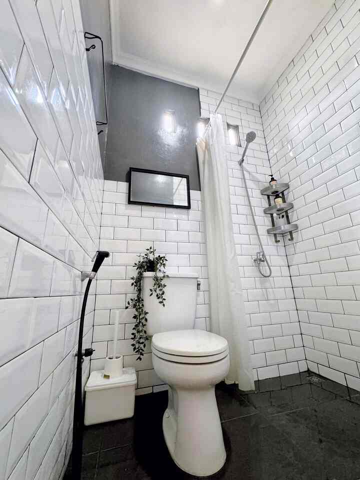 ✨Kamar Mandi Aesthetic Low Budget✨

Kamar mandi mini berukuran 180x130cm ini dibuat dengan tema semi industrial dengan low budget.
Kenapa bisa dikatakan low budget? Karena untuk closet duduk di toilet ini menggunakan toilet TOTO second, ehehehe.
Emangnya gak jijik? InsyaAllah enggak, karena walaupun second tapi sudah sangat bersih, harganya cuma 700 ribuan tapi sampai 5 tahun ini masih baik-baik aja, dibanding closet duduk ibuku dengan merek yang baru-baru muncul dengan harga sama tapi baru pemakaian 2 tahunan sudah kurang bagus.
Untuk dindingnya sengaja aku buat tidak full keramik, lagi-lagi untuk menghemat budget, lalu disiasati dengan cat pelapis aquaproof supaya tidak ngelotok walaupun terkena air dan lembabnya kamar mandi.
Untuk keramik lantai aku menggunakan keramik kasar berwarna hitam untuk mendukung tema industrial ini, tapi memang tricky sekali dalam perawatannya.
Di rumah ini, keramik dinding sebagian besar menggunakan subway bevel mulia, termasuk di kamar mandi ini.
Karena ukurannya terbatas, aku mengurungkan niat memasang partisi kaca karena takut semakin sempit, akhirnya aku menggunakan tirai waterproof dari IKEA untuk memisahkan area mandi dan toilet.
Dekorasi di kamar mandi ini juga terbilang minim, supaya tidak terasa terlalu penuh.

#MaterialKamarMandi
#KamarMandi
#InspirasiKamarMandi
#KamarMandiAesthetic
#KamarMandiMinimalis
#KamarMandiLowBudget