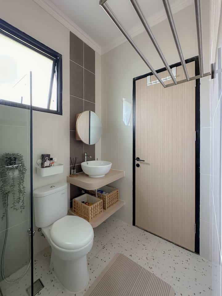 Kamar mandi belum banyak berubah sih dr existing developer, hanya sempat mengganti lantai dengan sistem tile on tile untuk meminimalisir debu. Aku pilih milan tiles calina pixie supaya memberikan kesan lebih luas untuk ukuran kamar mandi yang sempit ini. 

Selain mengganti lantai, aku juga mengganti washtafel kamar mandi supaya terlihat lebih estetik, aku mau ada mejanya dan ambalan dibagian bawahnya supaya bisa meletakkan keranjang berisi perlengkapan kamar mandi, stok sabun, shampoo, pembalut, tissu dll mengingat ruang yang cukup sempit tidak mgk lagi ditambahkan lemari. Material yang digunakan untuk meja washtafelnya adalah PVC board yang dilapis TACO sheet senada dengan TACO sheet yang digunakan untuk melapisi pintu kamar mandi. 

Dengan keterbatasan storage, aku seneng banget ketemu cermin dinding yang ada kabinetnya buat skincare, walau terlihat kecil tapi cukup memuat lumayan banyak lho. Ini cermin dari DEKORUMA. 

#MaterialKamarMandi
#KamarMandi
#InspirasiKamarMandi