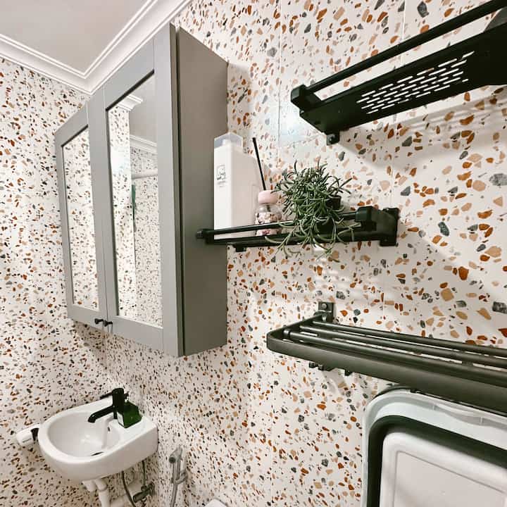 Selamat datang di kamar mandi #Ceria! Wow

Sebenarnya sangat menyenangkan jika ada aksen teraso di beberapa ruangan. Saya bahkan menginginkannya di area dapur. Hanya saja tidak ada waktu dan bahan yang cocok, ujung-ujungnya kamar mandi mungil ini pun penuh dengan teraso untuk dindingnya!✨✨

Jujur saja kamar mandi di apato ini kecil banget dan tidak bisa dipindahkan. Misalnya saya tidak bisa memindahkan area lemari, karena memang disitulah letaknya. Anda tidak bisa bergerak begitu saja. Terakhir, untuk membuat area "basah" dan "kering", saya sedikit lebih tinggi daripada area shower. Mandi juga cukup menggunakan tirai agar air tidak kemana-mana. 

Lalu, jangan gunakan lemari di bawah wastafel untuk menghindari kelembapan. Pengennya sebagai anak low maintenance, gak mau robek karena estetika 🤣. Sekali lagi, bagi saya fungsional nomor 1, estetika nanti. Namun bukan berarti tidak bisa tampil rapi atau estetis. Anda tetap bisa melakukannya meski sederhana. Akhirnya memilih menggunakan kabinet atas yang sudah terdapat cermin, untuk menghemat tempat.✨✨

Nah, keramik lantai kamar mandi yang saya pakai anti slip alias iGrip. Kekurangan dari iGrip ini adalah mudah kotor dan Anda harus mengeluarkan sedikit tenaga untuk menyikatnya. Tapi jujur enak banget, mau naruh sabun kuenya banyak di lantai, tetep gak licin sama sekali! Jadi buat anda yang sedang mencari lantai kamar mandi, mendingan pakai tipe ini. Mungkin pilihannya tidak terlalu banyak (CMIIW), tapi ya, sekali lagi, sebaiknya hindari kesalahan karena pertimbangan estetika. Saya memeriksanya di Toko Milan kemarin. Wah, jenisnya cukup banyak, jadi pasti ada satu atau dua yang cocok dan warnanya luar biasa!✨✨

Okeyy, sekian untuk berbagi kamar mandi ceriaku! Semoga Anda mendapat inspirasi! Terima kasih✨💜💜

#materialkamarmandi #KamarMandi #Bubuapato #InspirasiKamarMandi