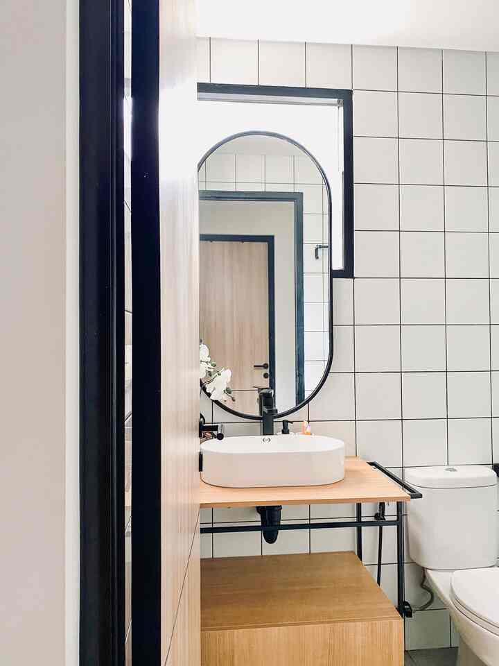 • Minimalist Bathroom Tips ✨

Meski di lahan terbatas, alhamdulillah kami masih bisa punya toilet impian. Memang tidak begitu luas, tapi cukup nyaman bagi kami.
Toilet ini letaknya di lantai dasar, biasa digunakan anak-anak, saudara atau tamu yang lagi main ke rumah. Ukurannya hanya 2,8 x 1,6 m.

Tips Kamar Mandi Minimalis dan Tetap Terasa Nyaman :
1. Pisahkan area kering dan area basah, sehingga kamar mandi tetap terlihat clean dan rapih.
Disini kami menggunakan tempered glass 10 mm sebagai sekat pemisah area kering dan area basah.
2. Gunakan keramik full ceiling pada dinding kamar mandi.
Tujuannya untuk mencegah adanya kerusakan dinding yang disebabkan oleh lembab dan juga kamar mandi lebih terlihat estetik.
3. Pastikan terdapat pencahayaan yang baik di kmar mandi.
Adanya jendela mati dengan sticker sunblast yang tertutup cermin besar, membuat kamar mandi ini dipenuhi cahaya sinar matahari saat pagi, siang dan sore hari. Sehingga bisa hemat listrik dan jauh dari lembab.
4. Pasang exhaust ceiling ventilating fan untuk menghindari lembab dan mengurangi bau.
5. Pakai granite/keramik yang tepat di lantai kamar mandi.
Kami disini memakai jenis granite yang matte emboss, sehingga tidak licin saat terkena air dan less maintenance. 

Semoga menginspirasi

#MaterialKamarMandi #KamarMandi #InspirasiKamarMandi #TipsKamarMandi #KamarMandiMinimalis #KamarMandiImpian #InspirasiToiletMinimalis
