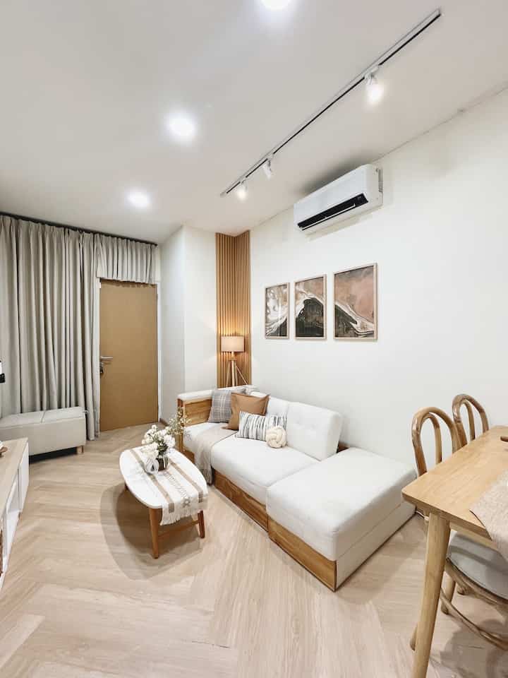 Our Lil House - Living Room Styling

Hai semuanya! Perubahan sedikit pada rumah ternyata cukup bikin suasana ruang jadi berubah ya! Pada ruang keluarga ku ini, aku mengubah sedikit color palette ruang, menjadi dominan putih di banding dengan warna wood. Dan ternyata suasana ruang keluarga ku kesannya jadi clean dan lebih terang!🤍

#livingroom #ruangkeluarga #inspirasiruangkeluarga #inspirasidesign #designlivingroom #decoration #design