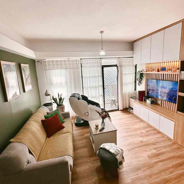 Halo dari #LivingRoom kami 🍏🍏

Bisa dibilang saya sangat menyukai tone warna ruang tamu saya yang didominasi warna earth tone dan ijo2🍏🍏.

Untuk furniturnya, sengaja pilih warna yang netral dan kalem agar mudah dipadupadankan. Biar tetap "masuk" padahal aku lempar selimut dan bantal warna warni.🤣

Kalau saya kebanyakan nongkrong di ruang tamu di pagi hari dan setelah bangun tidur. Biasanya aku minum teh sambil menghirup udara pagi walaupun polusinya sedikit 🤣, ya nggak apa-apa! Makanya aku selalu buka pintu balkon biar udara masuk dan keluar, biar lebih sejuk 🌸🌸

Buat kamu, aktivitas apa yang paling suka kamu lakukan di ruang tamu?✨✨

#bubuapato #apartmentideas #Apartemen #livingroomideas #livingroomdesign #earthtone #ruangtamu 