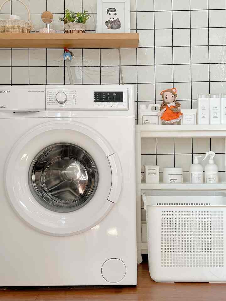 Laundry Room 

Laundry room minimalis berukuran 1X2 meter kurang lebih area nyempil dipojokan rumah bagian belakang sebenarnya sudah ingin make over area ini tapi belok terlaksana 😁 
Untuk dindingnya aku pakai sticker dinding motif kotak2 murah meriah banget low budget hehe untuk laintai aku pakai sticker vynil ini juga low budget banget pokoknya area laundry ini bener2 low budget, dinding aku kasih ambalan kayu untuk pemanis dan tempat aksesories. Untuk tempat sabun aku pakai rak plastik dari ikea ya untuk mesin cuci aku pakai dari brand sharp udah mau 5 tahun masih oke. Untuk jemuran aku pakai jemuran lipat ya biar lebih space saving ketika tidak digunakan tinggal selipin aja dah rapih 🙏💕.

#materiallaundryroom
#laundryroom
#inspirasilaundryroom
#minimalis 
#lowbudget
#estetik
#roomdecore