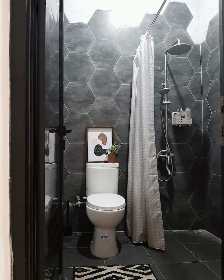 Menyiasati kamar mandi dengan ukuran yg tidak besar adalah cukup menempatkan kloset & shower. krna klo pake bak apalagi bath tub rasanya bikin kamar mandi jadi sempit & lumayan extra untuk perawatannya. untuk tempat cuci tangan & cermin aku pilih diluar kamar mandi, jadi kamar mandi terasa lebih lega. 


#materialkamarmandi #kamarmandi #inspirasikamarmandi #industrialstyle #renaiput #aestetik 