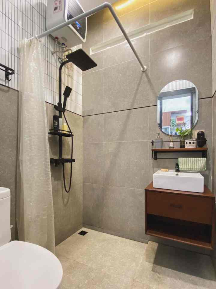 Kamar mandi mini Dasa Cavana nih! Ukurannya adalah 1.5 x 1.7 as-as. Bisa aja loh ada shower, closet dan juga wastafel meskipun semuanya dengan ukuran yang minim. 
Warna yang aku pilih adalah warna yang modern minimalis dengan material granit matte anti slip dengan warna dinding dan lantai yang sama agar terkesan luas. Penggunaan keramik sampai plafond agar perawatan juga lebih mudah.
Aku ingin membuat kamar mandi mini ini tetap terlihat luas dengan memberikan tirai saja (tanpa kaca). Dan meja gantung kayu pun tetap aman dari cipratan air. 

#MaterialKamarMandi
#KamarMandi
#InspirasiKamarMandi
#tinyhouse #36m2