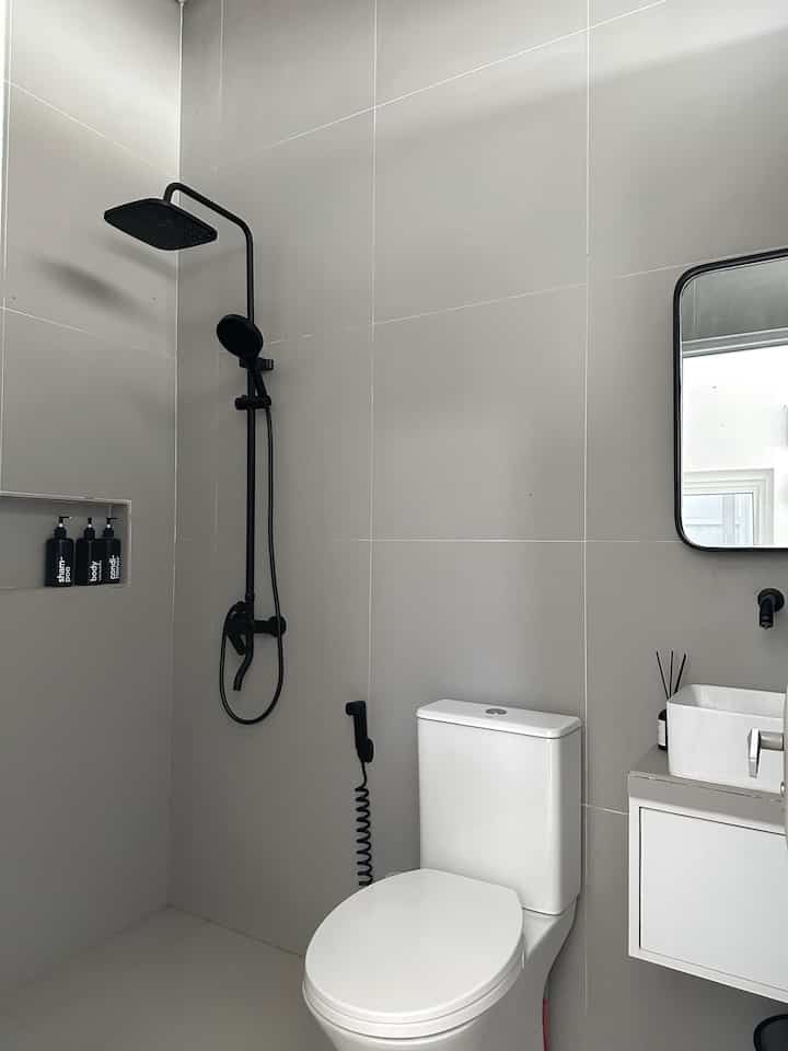 Materials Bathroom Angka House 🖤
- 
🖤 Ukuran kamar mandi 200x135cm
🖤 Palette warna monochrome ( abu, putih, hitam )
🖤 Material dinding : granit matte 60x60
🖤 Material lantai : granit matte 60x60
🖤 Closet, kabin, wastawel warna putih
🖤 Shower, Kran, Tempat sampah, botol sabun warna hitam

#MaterialKamarMandi #KamarMandi #InspirasiKamarMandi #Monochrome #Minimalis #homedecor #home #angkahouse