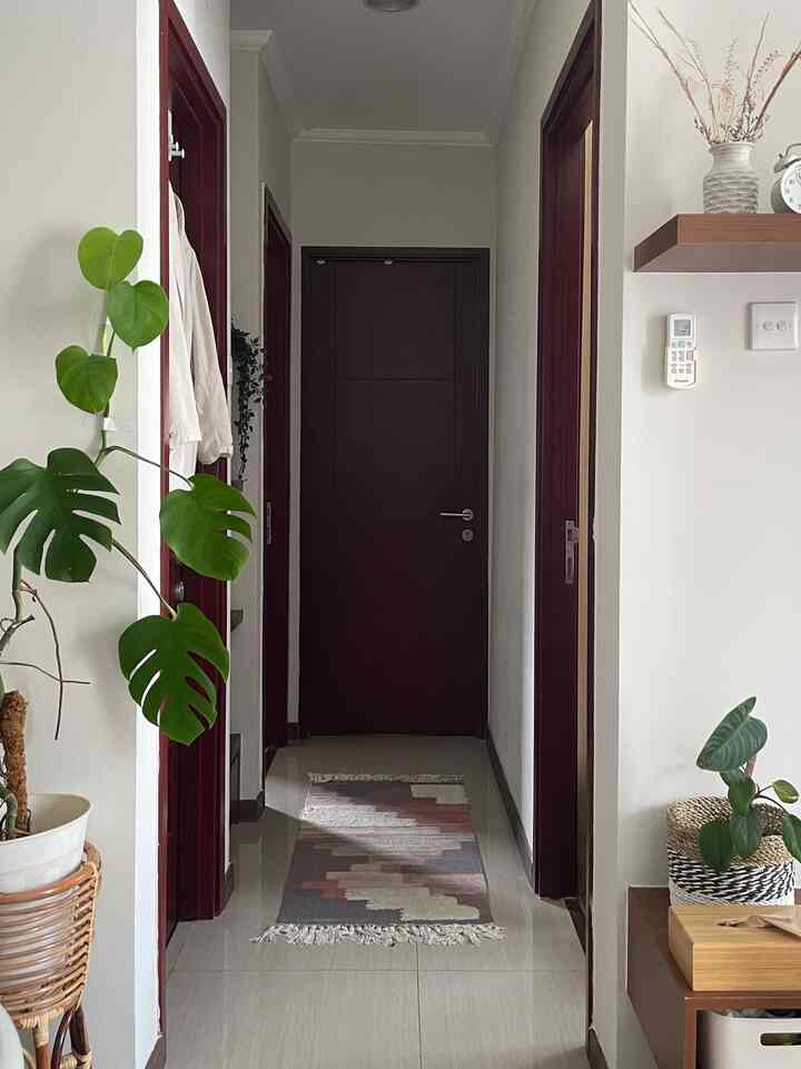 The hallway at apato.ra looks aesthetic with displays that support and match the decoration in the family room, displays of vases, books, diffusers, boho rugs and additional ornamental plants make the hallway atmosphere look aesthetic and pleasing to the eye when passing through.

#hallwaydecor #hallwayideas #hallwayestetik