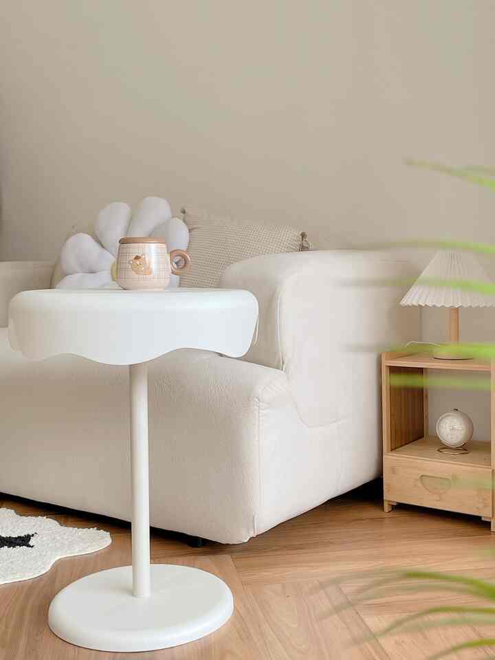 Livingroom & coffee table

Livingroom kerab kali menjadi space favorite untuk bersantai dengan keluarga maupun metime bisa buat tempat baca2 buku scroll hp ataupun ngopi,maka dari itu di livingroom ini aku menyiapkan sebuah coffee table yang super unik aesthetic meja mini berbentuk awan, ini akan menambah keaesthetican ruangan. Coffee table ini serasi dengan tatanan ruangan livingroom ini terkesan minimalis & estetik. 

#livingroomdecor
#minimalis 
#koreanhouse
#coffeetable
#roomdecore
#aesthetic
#roomdecoridea