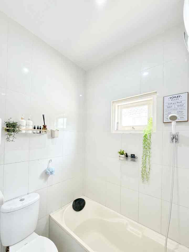 •Kamar mandi minimalist 🛀💦✨

Kamar mandi ini posisinya ada di dalam kamar, dengan ukuran kecil tapi kita kasih bath tub supaya bisa me time dengan tenang. 
Tricky ya sebenernya, udah kecil dikasih bathtub, 
Makanya kami ga tambah perabot yang memakan space, kami hanya menambah dekorasi yang fungsional seperti cermin gantung, rak gantung, gantungan handuk, tempat tisu dan semua digantung supaya menghemat space.

Oh ya, kamar mandi ini full keramik untuk dinding  supaya tidak berjamur dan kami tidak memilih yang bermotif atau berukir pada dinding supaya mudah dalam pembersihan. 

#MaterialKamarMandi
#KamarMandi
#InspirasiKamarMandi #bathtub
