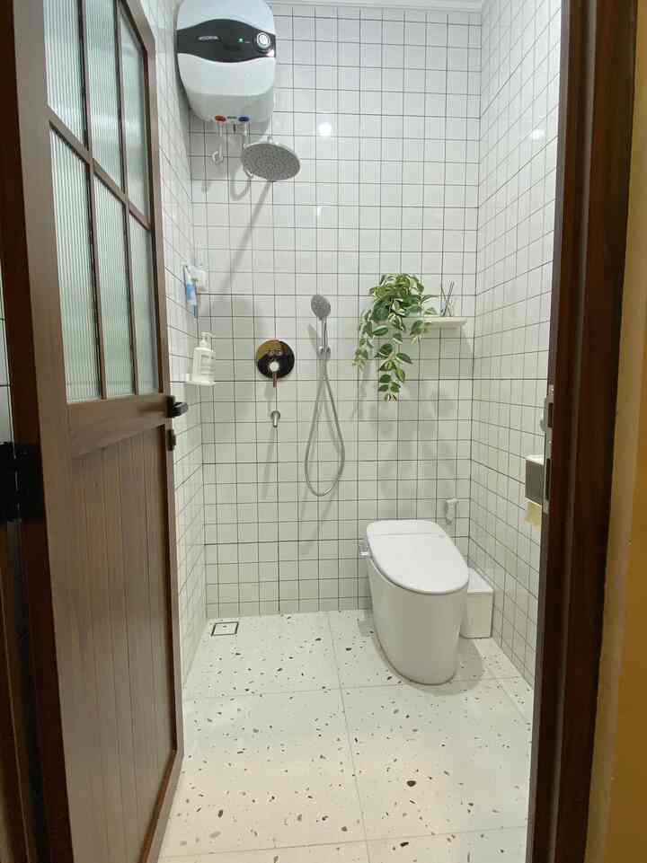 Renovasi kamar mandi mini ( 1,6x1,3m ) ini alhamdulilah sesuai yang aku harapkan. Pake keramik ellagres kotak2 terinpirasi sm akun korea dan pake granit putih terazzo untuk lantainya. Full putih kaya gini dengan harapan biar terasa lebih lega.

Penggunaan shower set tanam juga untuk memberikan ilusi lega tanpa tiang shower dan maintenancenya juga lebih sedikit yg perlu di bersihkan😁

Selain itu aku juga pilih smart closet tanpa tangki agar kamar mandi ga keliatan penuh, pilih yang udah include bidet dan tanpa lekukan bikin cepet bersihinnya dan keliatan sleek🤍

Selebihnya ga pake banyak printilan biar ga makin penuh. aku gunakan cermin yang ada storage biar hemat tempat🔥

Oia untuk pintunya aku custom pake alumunium infinito dengan motif kayu dan pake kaca moru. Kamar mandi kecil bisa juga kan jadi estetik🎀

#MaterialKamarMandi #KamarMandi #InspirasiKamarMandi
