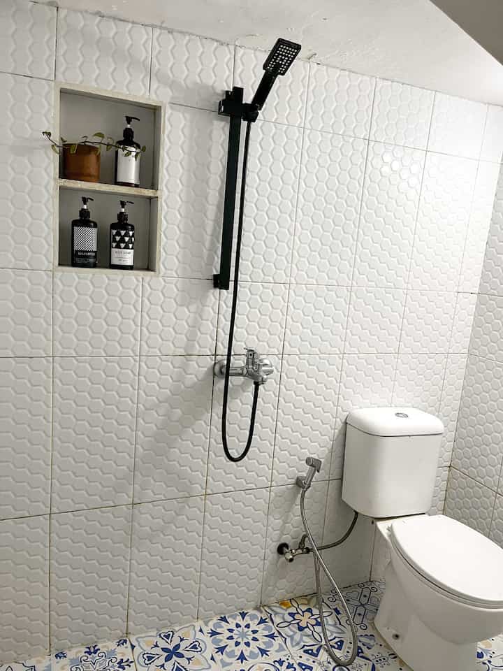 Kamar mandi di rumah alfa terletak di bawah tangga, dengan ukuran yg minim 1,6m x 2 m dirasa cukup untuk memenuhi kebutuhan per toiletan rumah kami 😅 karena tinggi kamar mandi ini hanya 2 m maka kami memutuskan full memakai blaksplash keramik pada dinding sampe full dengan ukuran keramik 30x60 cm . 
Dan untuk bagian lantai kami jg memakai keramik motif dengan diameter kramik 50x50 cm .
#MaterialKamarMandi 
#KamarMandi
#InspirasiKamarMandi 
#DesignKamarMandi 