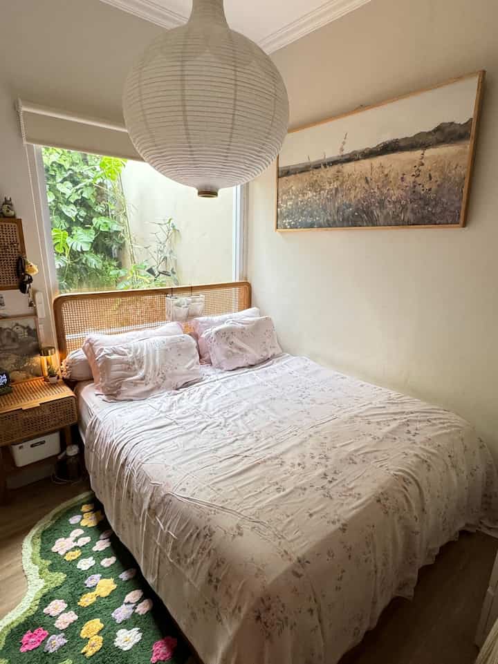 A relaxing place for all the hustle and bustle here.
When you're bored, you like to daydream and look at the crops 🤣 who is a homebody too?


#kylehome #bedroom #ruangtidur #gegoleran #kamartidur #kamarmini #rugs