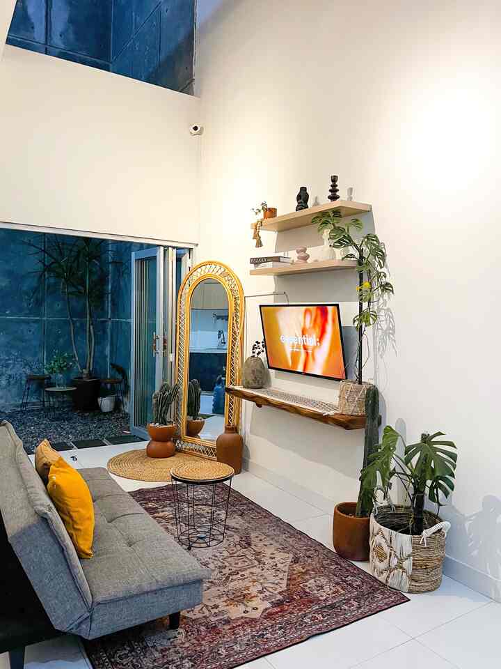 Sebagai ruangan favorit di bagian rumah alfa yaitu tv room, ruangan ini di buat agar senyamana mungkin bagi kami , penamabahan ambalan di atas tv membuat ruang tv ini semakain ramai hiasaan hehe  
#tvroom
#tvroomdesign 
#tvroominspo
#dekorasiambalan
#ruangmultifungsi 
#ruangfavorite