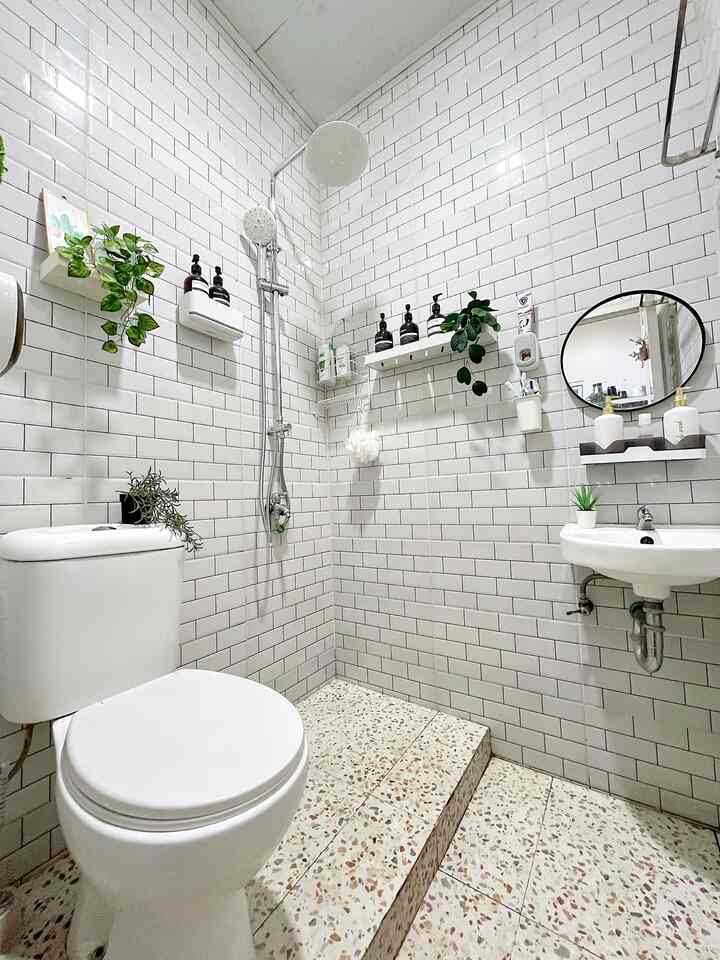 Material kamar mandi ✨

Kamar mandi ini berukuran 1,5 x 1,5 m kami gunakan lantai menggunakan keramik terazzo doff dan keramik dinding motif bata putih. 

Untuk closet nya menggunakan kloset duduk, kami menggunakan shower agar tidak memakan tempat karena kondisi kamar mandi yang mungil, dan kami tambahkan juga wastafel dan cermin bulat, untuk rak sabun kami menggunakan rak sabun yang di tempel di dinding agar terlihat rapi.

Semoga menginspirasi 😊

#MaterialKamarMandi
#KamarMandi
#InspirasiKamarMandi
#KamarMandiMungil
#DesainKamarMandi