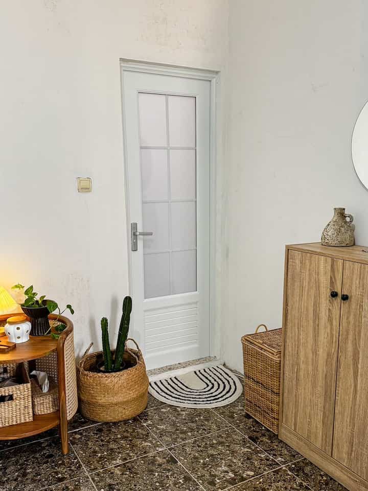 Hay Tetangga ✨
Ini kamar mandi di kamar utama PearlHouse
Untuk keramik lantai dan dinding aku pakai kemarik yang sama yaitu motif terazzo dengan keramik full sampe plafon agar kamar mandi jd terlihat lebih luas, dan untuk pintu aku pilih bahan PVC agar durable dengan design pintu yang timeless, kamar mandi ini di dominasi warna putih dengan aksesoris aksen kayu seperti gantungan handuk, tempat odol dan sikat gigi, juga list kaca. Semoga menginspirasi 🫶🏻 

#MaterialKamarMandi
#KamarMandi
#InspirasiKamarMandi
#kamarmandiestetik
#keramikterazzo