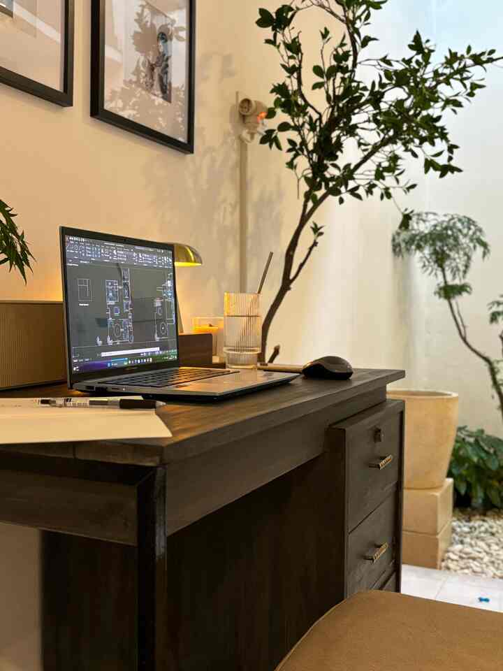 Karena aku sering WFH, akhirnya satu pojok rumah ini aku sulap jadi mini home office. Posisinya sebelahan dengan taman indoor kecil di dalam rumahku, lumayan ada pemandangan hijau-hijau supaya ga terlalu jenih waktu bekerja dan kelamaan si depan laptop.
Mejanya aku DIY dari furniture lama lungsuran orangtuaku yang aku refinish menggunakan woodstain warna gelap. Kabel-kabel charger aku sembunyikan di dalam cable box organizer supaya kelihatan lebih rapi.
#homeoffice #inspirasihomeoffice #materialhomeoffice