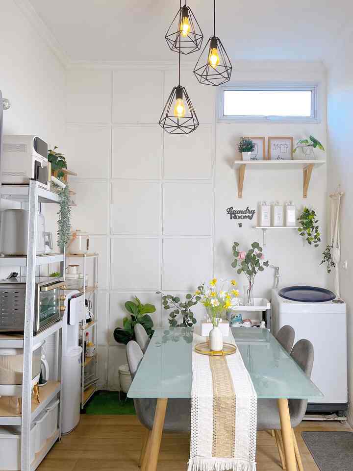 Makeover Tipis Ruang Makan ✨

Ruang makan ini menyatu dengan ruang cuci berukuran 2,5 m x 2,5 m. Di makeover kali ini kami hanya menambahkan rak ambalan dinding untuk coffee dan teh dan satu buah rak karena perabotan yang bertambah tidak mempunyai tempat, kami putuskan untuk menambahkan satu buah rak susun lagi agar terlihat rapi. 

Semoga menginspirasi 🤗

#RuangMakan
#DesainRuangMakan
#IdeRuangMakan
#Ruangmakansederhana
#diningroom