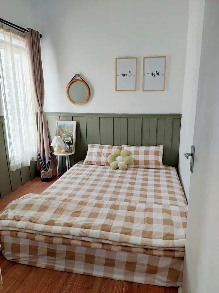 Styling My Tiny Bedroom 🌻

Kamar tidur utama dengan ukuran 3x2,75m ini memang tidak terlalu disimpan banyak barang dan hanya distyling atau dekorasi yang kecil dan simple agar tidak terkesan sumpek dan tetap terlihat luas. 

Komponen penting dalam styling ruang tidur ini berfokus pada lampu tidur yang multifungsi sebagai dekorasi ruangan, round mirror yang selain berfungsi buat kaca tapi juga dapat memberikan kesan luas, juga walldecor yang simple memberikan kesan clean namun tetap aesthetic 🤍

#kamartidur 
#kamaranakperempuan 
#kamarkecil 
#kamarku 
#kamartidurpasangan 
#kamartiduryangnyaman 
#kamarpengantinbaru 