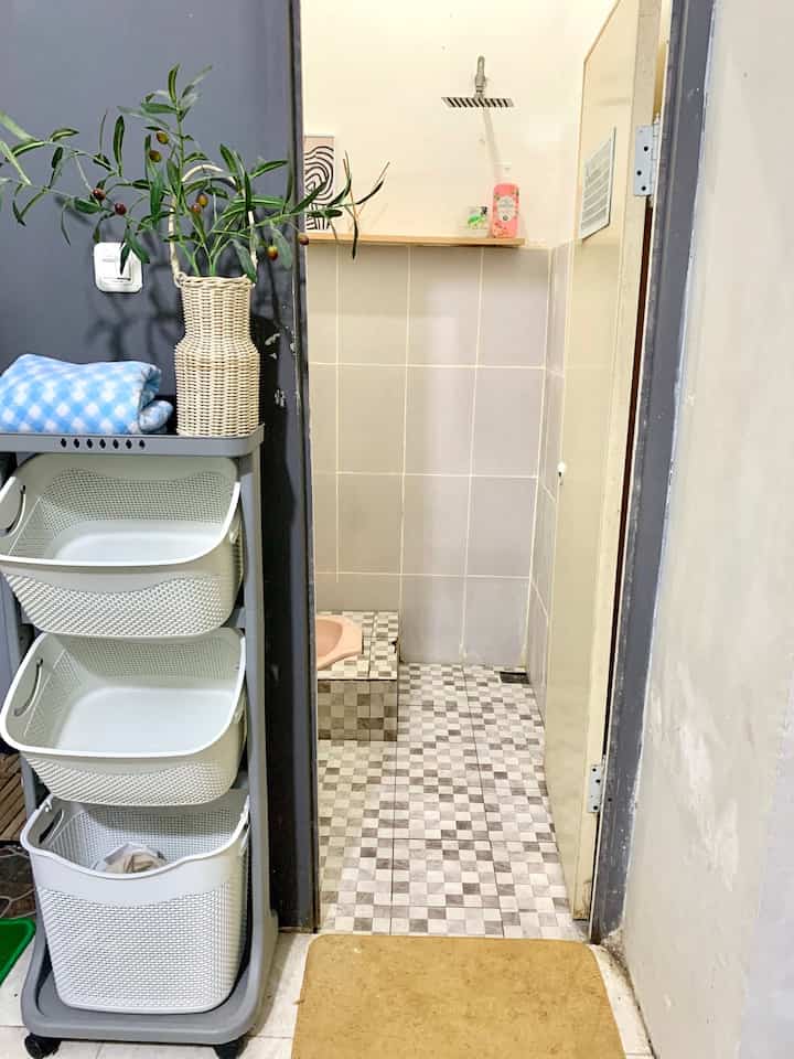 Hai tetangga Ohouse! Ini penampakan kamar mandi kecil dirumahku hehe, sangat mini dan masih bawaan dari developer 🥰

Ukurannya 1.3m x 1.5m menggunakan wc jongkok, untuk dindingnya aku tambahkan keramik polos agar mengimbangi tegel lantainya yang sudah bermotif, biar looksnya cantik aja walau masih seadanya 🤗

Sebelumnya aku juga pasang shower tanam, dulu sih tujuannya biar ga capek2 lagi bersihin dan perawatan shower hahaha tp insyaAllah saat renov akan diganti, sementara gini dululah. Untuk mempermanis kamar mandi ini aku cuma tambahin ambalan aja, biar keran shower jg bisa ketutup botol sabun hehe 

Adanya ambalan aku rasa jadi tips agar dinding ga polos-polos amat kelihatannya, aku juga tambahkan pengharum ruangan, bunga artificial dan frame art biar kesannya estetik 🤗

#kamarmandi #bathroom #materialkamarmandi #inspirasikamarmandi #kamarmandikecil #rumahsubsidi #Ohaus 