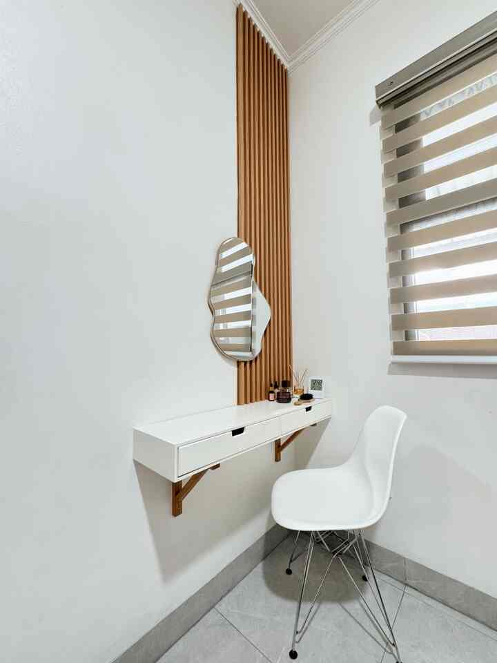 Meja Rias Simple Low Budget 

Meja rias ini emang beda dari yang lain, karena kami memanfaatkan ambalan dinding yang sudah ada dan sisa wallpanel agar tidak terlalu polos, ditambah cermin aesthetic dan kursi agar makin nyaman.

Semoga menginspirasi 🫶🏻

#mejariasminimalis #inspirasimejarias #mejariasmakeover #mejariaslowbudget #mejariasdesign #vanitydesk #vanitydeskdecor 