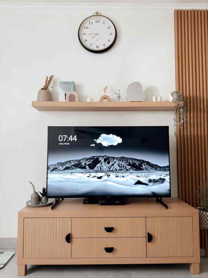 Benda Favorit Versi Rumah Kita 🛋️

Benda atau furniture sangat penting untuk mengisi rumah atau menyimpan perabotan atau hanya sekedar dekorasi dalam rumah. Aku juga memiliki beberapa benda favorit yaitu: 
1. Kabinet TV karena ini kabinet pertama yang aku punya lalu di makeover dengan melapisi menggunakan hpl motif kayu.
2. Sofa Kivik yang bikin nyaman ketika duduk menonton tv atau hanya sekedar duduk bersantai.
3. Meja Samping Burvik yang bisa dipindah2 karena bagian atasnya ada handlenya dan bisa dipakai sebagai coffee table juga.
4. Cermin Aesthetic yang bikin suasana rumah makin aesthetic.
Btw kalau benda favorit versi teman-teman apa nih? Yuk cerita juga 🤗

#BendaFavorit
#RekomendasiDekor
#RecomendedDecorItems
#InspirasiDekor
#DekorRumah
