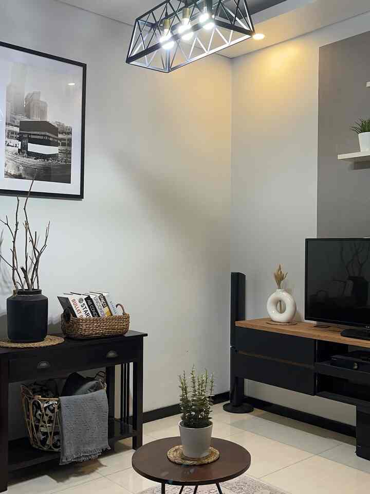  LIVING ROOM ✨

Pasif living room kami menyebut nya 😁, ruangan yang hanya sesekali saja di pakai, mengingat orang rumah lebih suka nonton TV di area lantai 2 ketimbang di sini.

Tempat yang berguna ketika banyak tamu banyak berkumpul, di styling dengan di dominasi warna hitam dengan di padukan tone wood , putih serta sedikit abu dan di tambah lampu gantung warna putih di campur lampu downlight warm white. 


#Livingroom
#Livingroomstyling
#Homestyling
#Midcenturymodern
#Decorlowbudget
#Perumahandevelover
#Tangsel
