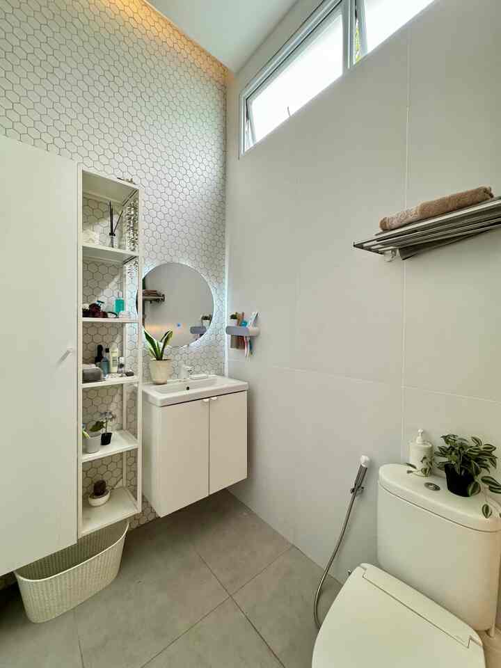 This bathroom is dominated by gray and white, white is in the dry area and gray is in the wet area which is partitioned with a door and glass partition. 

The dry area is the sink and cabinet to store items from ikea and a sitting toilet. The sink section uses white hexagon mosaic ceramics. 

White hexagon ceramics are also used in the wet area as an accent on the wall niece or wall niche that functions to put soap etc. 

#bathroommaterial #kamarmandi #inspirasikamarmandi #modernbathroom #bathroomdesign