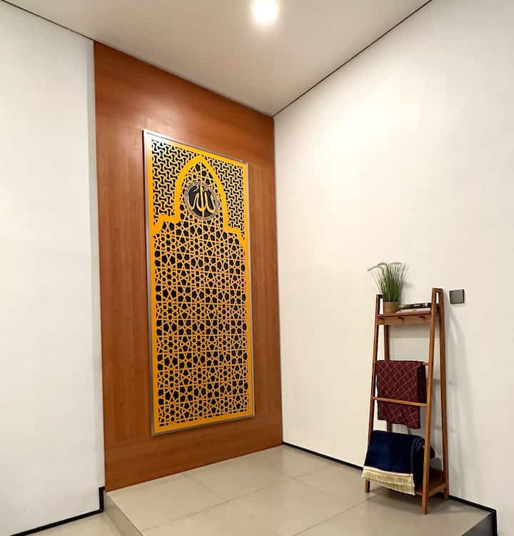 Salah satu wishlist yang harus ada pada saat pembangunan rumah adalah musholla ini, Meskipun ukurannya nggak bisa luas 2x2 meter tapi masih cukup untuk membisakan diri sholat berjamaah di dalam rumah.

Interior mihrab kami custom di interior design dg material multiplex laminated hpl dengan lempu LED dan laser cutt acrilyc.

#minimusholla #mushollarumah #musholla #ruangibadah #interiormodern #interiorbingkai 

