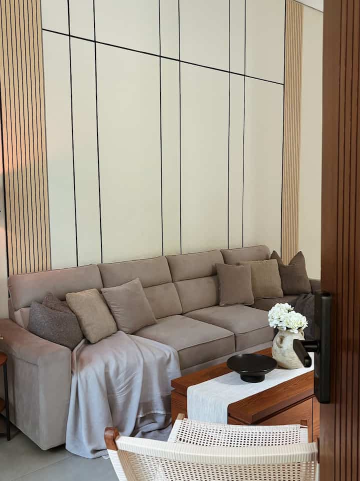 Living room dengan konsep open space, didominasi warna natural kayu dan monochrome, sofa terbuat dari bahan suede yg lembut, throw blanket dan beberapa cushion sofa membuat suasana living room jd lebih warm, aq letakan bunga artificial sebagai pemanis pada ruangan, link pembelian aq sematkan di produk tag  ya😍 #livingroom #temabebas #dekorasiruangtamu #rumahminimalis #homedecor