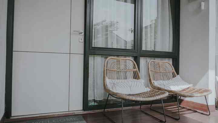 Selamat pagi ✨ 

dari teras penuh cahaya ilahi di pagi hari ✨ 
teras kami sudah mengalami perubahan yang cukup signifikan. awalnya teras ini cukup luas, luas dengan tanaman kosong saja. 

akhirnya kami memutuskan untuk memangkas area taman, agar carport kami lebih luas. untuk hal yang ini jangan ditiru ya karna kesalahan dan kurangnya ilmu saya dalam home decor. saya memilih menggunakan vinyl diarea luar yang mana ini tidak bagus. karna ingin terlihat warm dan estetik maka jadinya hasilnya seperti yang terlihat pada gambar. 

area yang sering untuk saya dan suami duduk santai sambil minum kopi. area ini juga sering untuk para tetangga nongkrong saat sore hari. 

sekian dan happy friday tetangga 🤎


#terasrumah #inspirasiteras #teraskecil #terasaesthetic #kursiteras #lantaiteras 