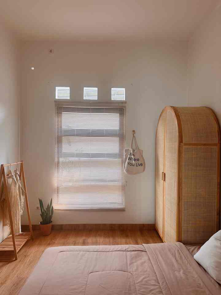 Material Kamar 

Kamar ini memiliki luas 13,5m2 (3 m x 4,5 m).
Aku pilih material-material ini di kamar karena aku suka warna putih dan motif kayu. Jadi mostly materialnya dari kayu atau motif kayu dan warna putih. 
Aku ingin ciptakan suasana aesthetic yang hangat dan terang agar betah di kamar.
Agar aesthetic dan fungsi seimbang, aku pilih material yang cantik jika dilihat, namun juga fungsional dan berkualitas.

#MaterialKamar #Kamar #InspirasiKamar