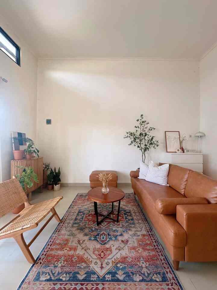 Living Room

Living Room ini berukuran 4 m x 5 m.
Dinding dan plafon berwarna putih, lantai dari homogeneus tile berwarna abu muda. Karpet, kursi, meja dan buffet berwarna cokelat, dan beberapa tanaman hijau agar ruangan terlihat fresh 🍃
Kami sering menghabiskan waktu bersama di ruangan ini, ngobrol dan main bareng.

#InspirasiLivingRoom #LivingRoomStyle #DekorasiLivingRoom #LivingRoomMinimalis #IdeDekorLivingRoom 