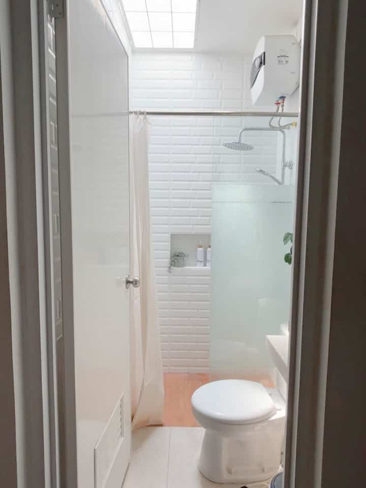 Bathroom ukuran 1.3 x 2 Meter

Kamar mandi ini kami rubah bukan bawaan dari developer, keseluruhan kami rubah kecuali skylight dan closet.

Karna kamar mandi ini berukuran kecil, bukan hanya mengusung estetika tapi kita juga memikirkan fungsi nya. Untuk keramik dinding kita merubahnya dan memasangnya sampai ke atap plafond fungsinya agar tembok terhindar dari lembab dan agar tidak mudah rusak jika terkena air.

Untuk kamar mandi ini dibagi 2 area, yaitu area kering dan area basah, untuk area basahnya kita pilih material lantai dengan tekstur yang kasar sedangkan untuk area kering kita pakai yang berbahan lembut.

Kita juga menambahkan satu wastafel berukuran kecil karna kembali lagi kamar ini harus fungsional, dan untuk cabinet diatas wastafel kita sengaja custom sesuai ukuran lahan yang ada.

Semoga menginspirasi🩵

#MaterialKamarMandi #KamarMandi #InspirasiKamarMandi #kamarmandiide #idekamarmandi #kamarmandimini #bathroominspo #bathroominspiration #bathroomideas #bathroom #bathroomminimalist #homescandinavian #scandinavianbathroom